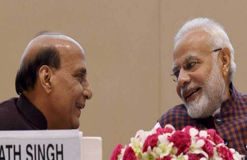 प्रधानमंत्री नरेंद्र मोदी और रक्षा मंत्री राजनाथ सिंह। (Photo: PTI)