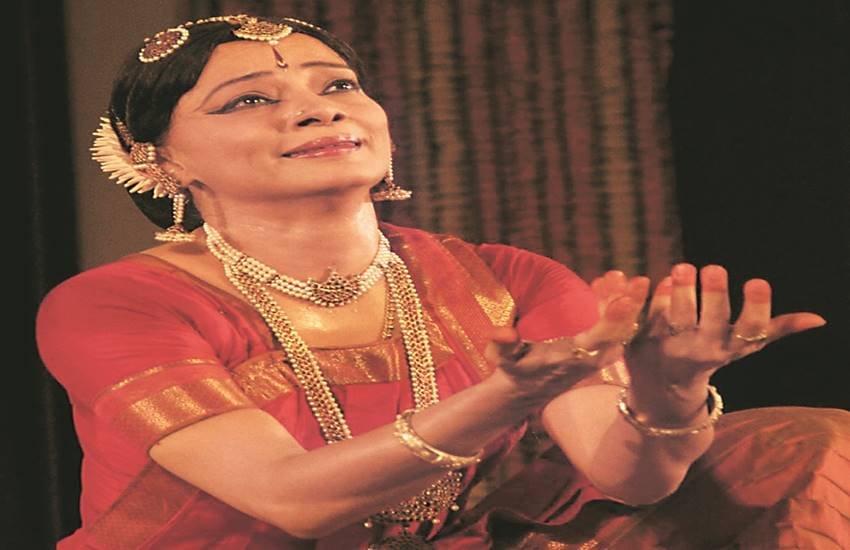 भरतनाटयम नृत्यांगना मालविका सरूकई ने सात वर्ष की उम्र से नृत्य सीखना शुरू कर दिया था। 