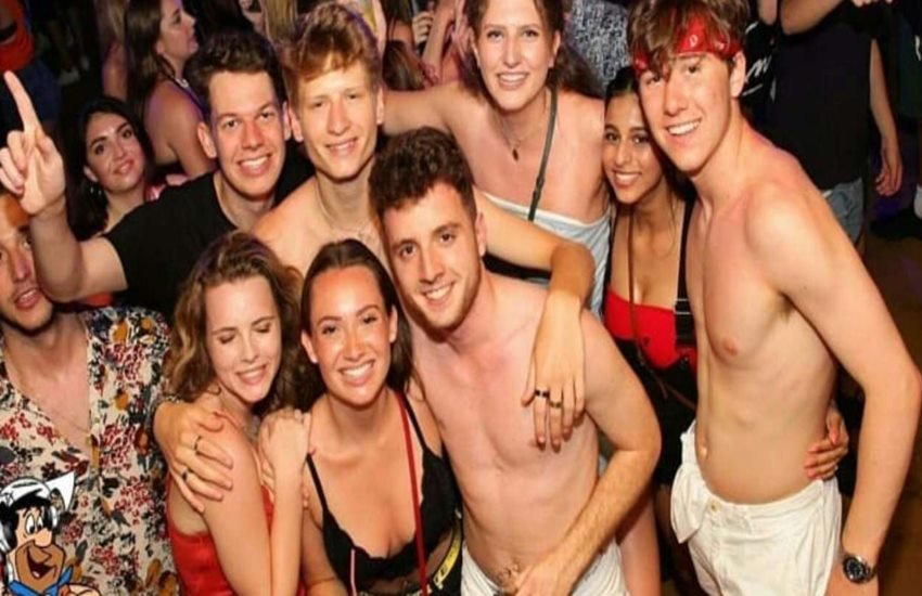 दोस्तों के साथ पार्टी करतीं सुहाना खान।(फोटो सोर्स-सोशल मीडिया)