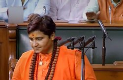 VIDEO: संसद में साध्वी प्रज्ञा सिंह ठाकुर के नाम पर कटा हंगामा, रिकॉर्ड चेकिंग के बाद तीसरी कोशिश में ले पाईं शपथ