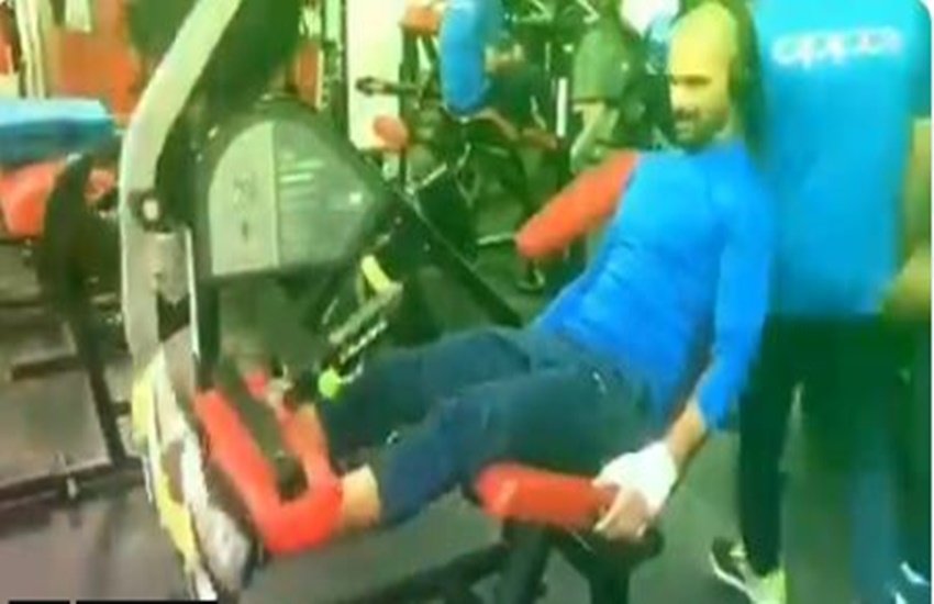 उंगली की चोट के कारण दो हफ्ते तक प्लास्टर में रहेंगे शिखर धवन।(Photo: Twitter@@SDhawan25)