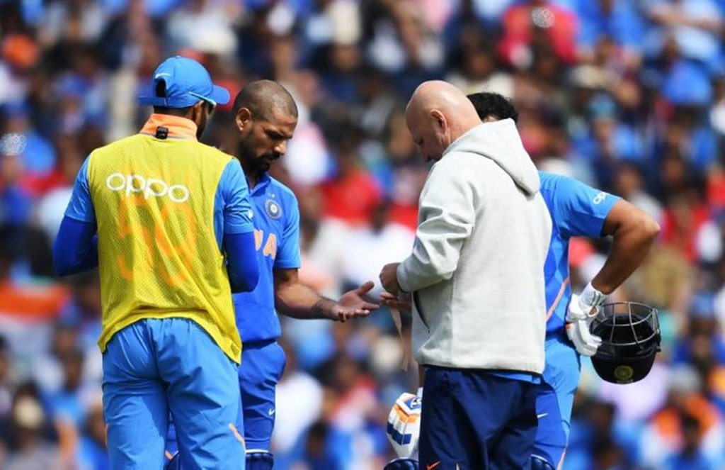 उंगली की चोट के कारण दो हफ्ते तक प्लास्टर में रहेंगे शिखर धवन।(Photo: Twitter@@SDhawan25)