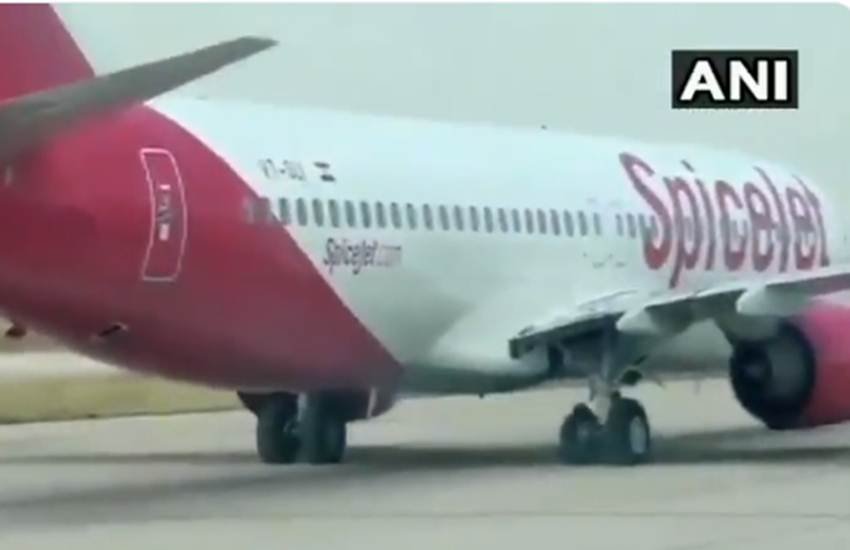 जयपुर एयरपोर्ट पर स्पाइसजेट विमान की इमरजेंसी लैंडिंग। (Photo: ANI)