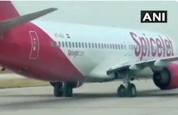 VIDEO: फटे टायर के साथ Spicejet के प्लेन ने की लैंडिंग