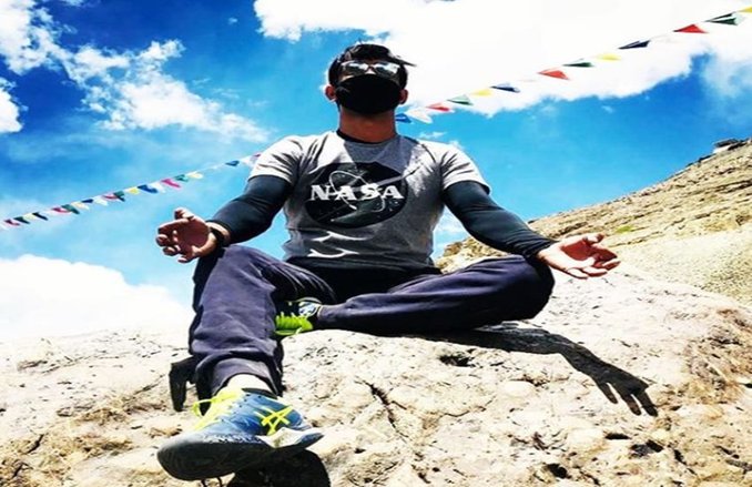 पहाड़ों पर योग करते नजर आए Sushant Singh Rajput, ग़ालिब के शेर के साथ सोशल मीडिया पर शेयर की तस्वीर