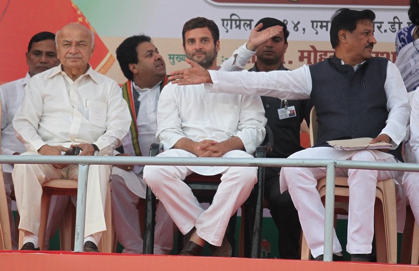 कांग्रेस अध्यक्ष राहुल गांधी (बीच में), सुशील कुमार शिंदे (बाएं) और पूर्व सीएम पृथ्वीराज चव्हाण (दाएं)। (एक्सप्रेस फोटो)