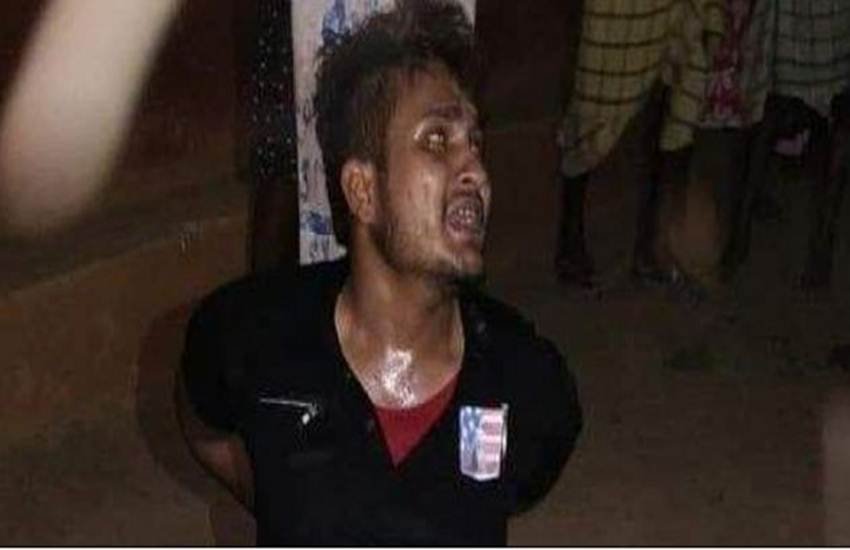झारखंड में चोरी के रोप में मुस्लिम युवक को पीट-पीटकर मार डाला गया। (फोटो सोर्स: ट्विटर/वायर वीडियो)