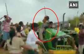 Telangana Police thrash Video, Police thrash Video, Police, Forest Guards, Attack, Telangana Rashtra Samithi, TRS Workers, K C Rao, Sirpur Kagaznagar Block, Komaram Bheem Asifabad District, Tree Plantation Drive, State News, Hindi News