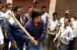 ‘बल्लामार’ विधायक आकाश विजयवर्गीय जेल से छूटे, पीड़ित अफसर बोला- मुझे लग रहा डर