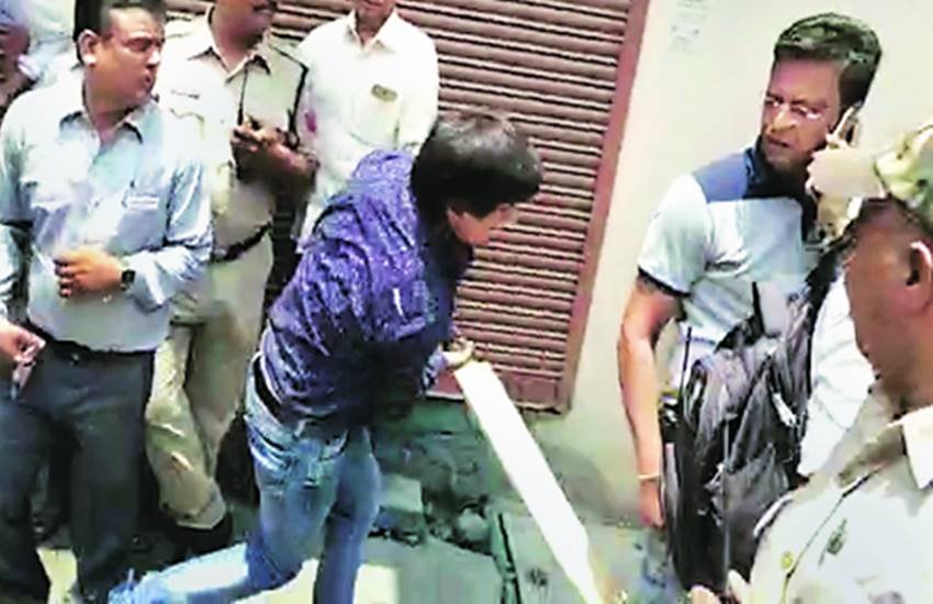 इंदौर में निगमकर्मी को बल्ले से पीटते हुए कैलाश विजयवर्गीय के बेटे आकाश। 