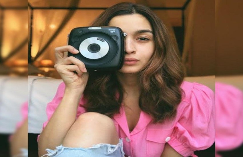 फ्यूजीफिल्म के इंस्टैक्स कैमरे के साथ आलिया भट्ट। (फोटो सोर्स-सोशल मीडिया)