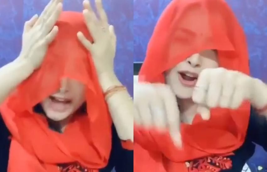 टिक-टॉक वीडियो में आम्रपाली दुबे। (फोटो सोर्स- वीडियो स्नैप शॉट) टिक-टॉक वीडियो में आम्रपाली दुबे। (फोटो सोर्स- वीडियो स्नैप शॉट)