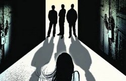 अगवा कर किया गैंगरेप, खाली घर में छोड़ भाग गए बदमाश