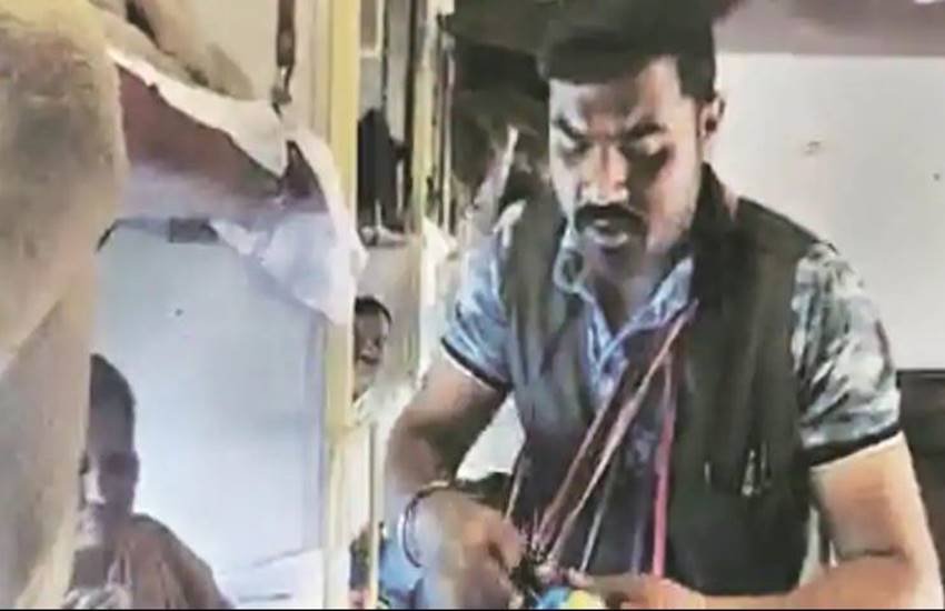 आरपीएफ ने युवक को सूरत स्टेशन से गिरफ्तार किया। (फोटोः वीडियो स्क्रीनशॉट)