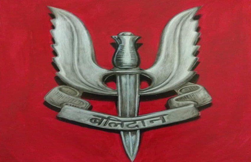 बलिदान बैज चांदी के धातु की बनी होती है।