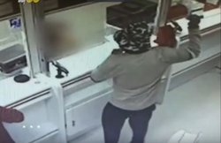 फल को ग्रेनेड बम जैसा रंगकर लूट लिए दो बैंक, ऐेसे खुला भेद