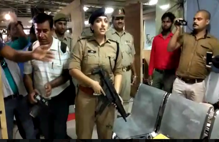 कानपुर एसपी साउथ रवीना त्यागी ने बैंक में की मॉकड्रिल 
फोटो सोर्स- स्थानीय 