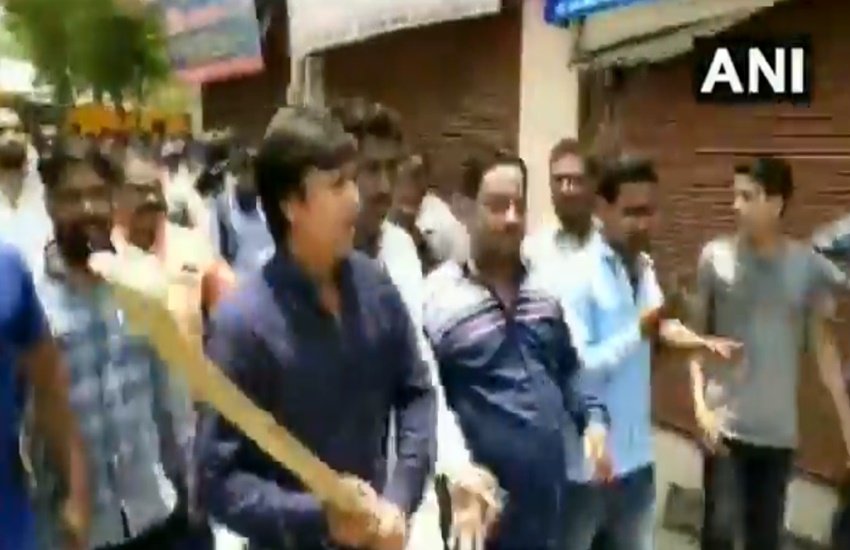 बीजेपी विधायक आकाश विजयवर्गीय ने निगम अधिकारी को पीटा 
फोटो सोर्स- ANI 