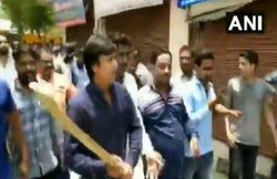 MP: बीजेपी नेता कैलाश विजयवर्गीय के MLA बेटे ने निगम अधिकारी को बल्ले से धुना, देखें VIDEO