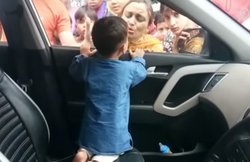 कार में बच्चे को बंद कर शॉपिंग करने गए माता-पिता! 2 घंटे बाद निकला बच्चा, सामने आया हैरान करने वाला Video