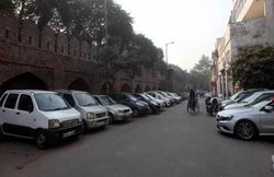 दिल्ली: चोरी के लिए खरीद ली क्रेन, सबके सामने 100 से ज्यादा कारों को उठा ले गए