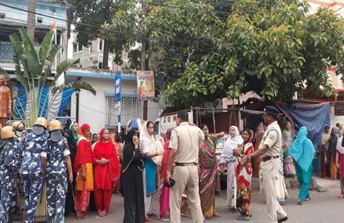 पश्चिम बंगाल: भाटपाड़ा में हिंसा के बाद हालात तनावपूर्ण, कोलकाता की सड़कों पर झंडा-बैनर थामे उतरे भाजपा कार्यकर्ता