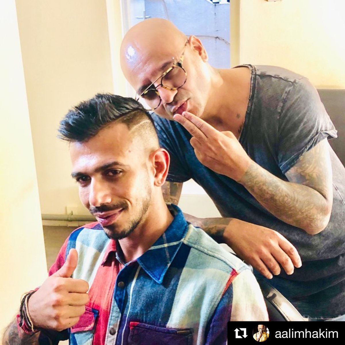 चहल ने भी हेयरस्टाइलिस्ट अलीम हकीम से अपना लुक बदलवाया है, जिनसे धोनी और पांड्या हेयर कट कराते हैं।