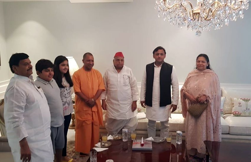 घर के बच्चों ने भी सीएम योगी आदित्यनाथ के साथ फोटो खिंचवाई।