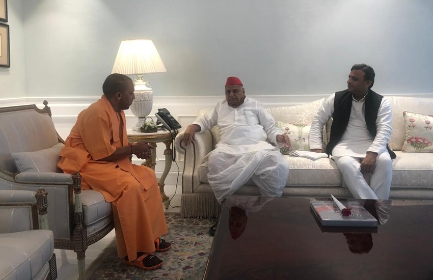सीएम योगी आदित्यनाथ ने कुंभ 2019 पर लिखी गई एक किताब भी मुलायम सिंह यादव को भेंट की।