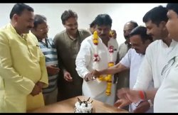 कांग्रेस नेता ने DM के कोर्ट रूम में केक काटकर मनाया बर्थडे, दर्ज हुई FIR