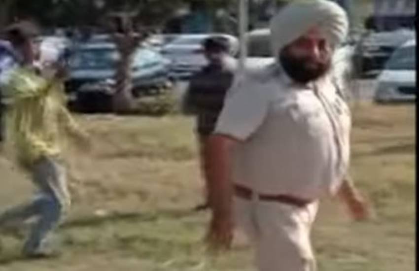Chandigarh Police, ASI, SI, chandigarh, public park, urinating publically, demotion, sec 39 police station, chandigarh, maloya police station, india news, Hindi news, news in Hindi, latest news, today news in Hindi Chandigarh Police, ASI, SI, chandigarh, public park, urinating publically, demotion, sec 39 police station, chandigarh, maloya police station, india news, Hindi news, news in Hindi, latest news, today news in Hindi