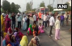 दरवाजे पर टॉयलेट कर रहा था युवक, टोका तो करने लगा छेड़छाड़, फिर साथियों संग 2 दलित महिलाओं को कार से कुचल दिया