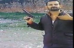 UP: उन्नाव जेल में कैदी का तमंचा लहराते वीडियो हुआ वायरल, जेलकर्मियों के खिलाफ कार्रवाई के आदेश