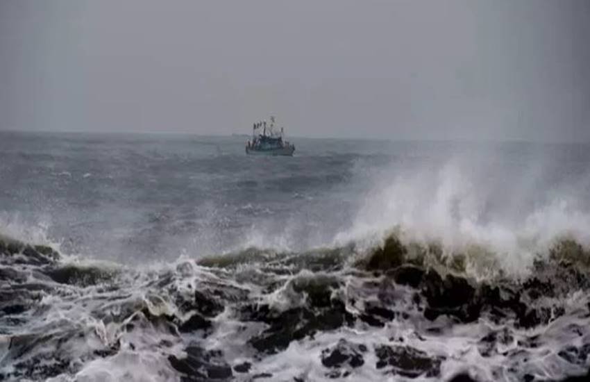 gujarat, cyclonic storm, Vayu, Vayu cyclone, Gujarats coast, NDRF, army, imd, rainfall, forecast, Cyclonic storm Vayu, vayu storm in gujarat, gujarat storm, gujarat news, vayu news, jansatta, Cyclone VAYU gujarat, cyclonic storm, Vayu, Vayu cyclone, Gujarats coast, NDRF, army, imd, rainfall, forecast, Cyclonic storm Vayu, vayu storm in gujarat, gujarat storm, gujarat news, vayu news, jansatta, Cyclone VAYU