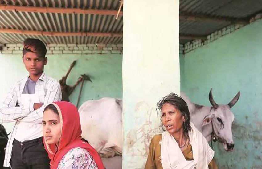 जाहिद की मां और पत्नी का कहना है कि पुलिस ने जो जब्त किया वो गोमांस है या क्या उन्हें इस बारें में पता नहीं है। (एक्सप्रेस फोटोः गजेंद्र यादव)