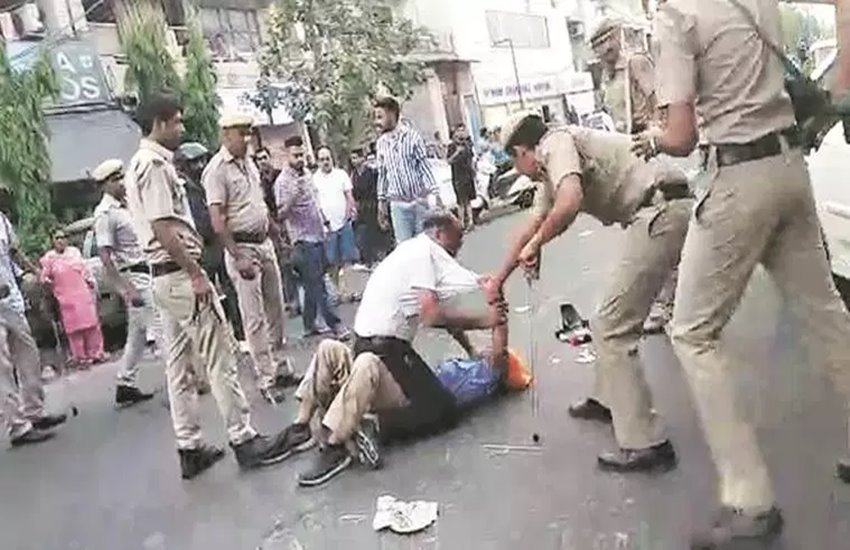 दिल्ली पुलिस का मारपीट का वीडियो हुआ वायरल 
फोटो सोर्स- सोशल मीडिया   दिल्ली पुलिस का मारपीट का वीडियो हुआ वायरल 
फोटो सोर्स- सोशल मीडिया