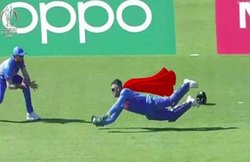 ICC World Cup: वेस्टइंडीज के खिलाफ मैच में धोनी ने सुपरमैन की तरह लपकी गेंद तो सोशल मीडिया पर झूम उठे प्रशंसक