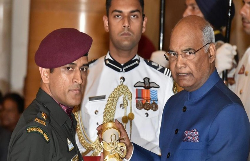 साल 2011 के नवंबर में धोनी को प्रादेशिक सेना में लेफ्टिनेंट कर्नल के मानद रैंक से सम्मानित किया गया था।