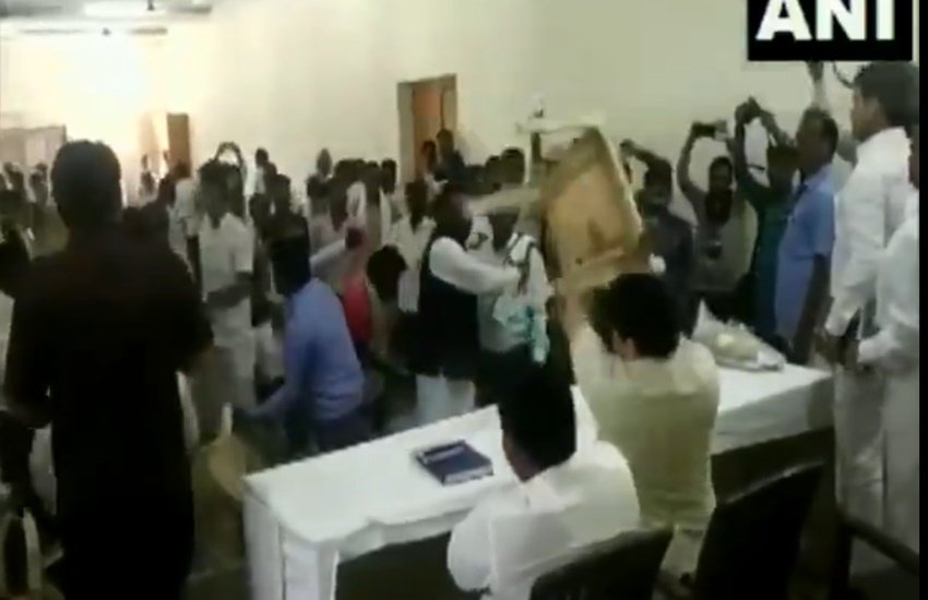 बसपा की मीटिंग में लड़ाई 
(फोटो सोर्स - एनआई) 