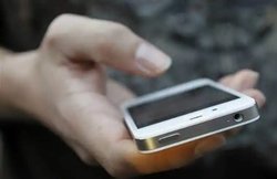 बेटी को फोन पर प्रेमी से बात करता देख घरवाले आगबबूला, मिलने ना जा सके इसलिए हथौड़े से कुचल डाले पैर