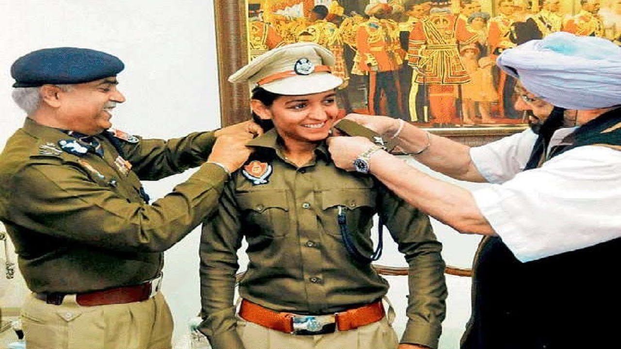भारतीय महिला टी-20 क्रिकेट टीम की कप्तान एवं अर्जुन अवार्ड से सम्मानित हरमनप्रीत कौर को भी पंजाब पुलिस ने उनकी प्रतिभा को देखते हुए डीएसपी पद पर नौकरी दी थी। हालांकि बाद में उनकी ग्रेजुएशन के सर्टिफिकेट को सही नहीं पाए जाने को लेकर विवादों में भी उनका नाम आया। इसके बाद से उनसे यह पद छीन लिया गया और12वीं के आधार पर कॉन्सटेबल की नौकरी का ऑफर दिया गया। हालांकि हरमनप्रीत क्रिकेट में अपना परचम लहरा रही हैं। उन्हें किसी सरकारी नौकरी की जरूरत नहीं है।