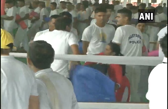 VIDEO: हरियाणा के रोहतक में योग के बाद चटाई के लूट कर ले गए लोग, आपस में जमकर की खींचतान