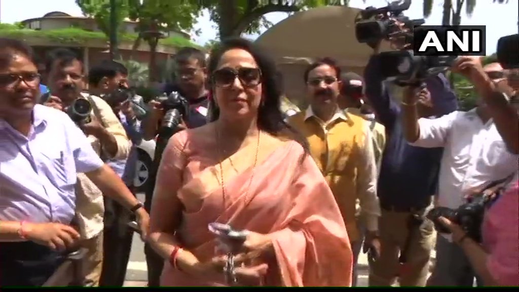 lok sabha oath, lok sabha oath ceremony, lok sabha oath ceremony 2019, lok sabha oath taking, sunny deol, hema malini, mulayam singh, akhilesh yadav, 17th Lok Sabha at Parliament