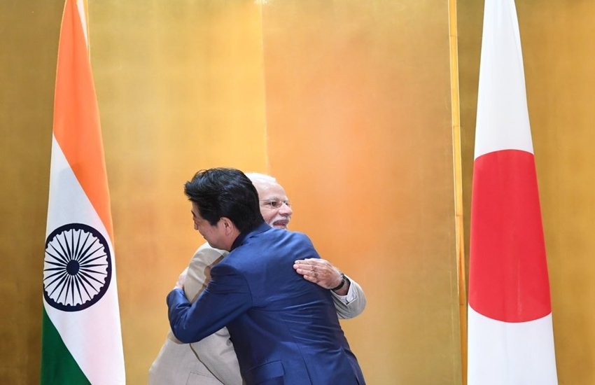 पीएम नरेंद्र मोदी जापानी पीएम शिंजो आबे से गले मिलते हुए। (फोटो सोर्स-https://twitter.com/narendramodi)