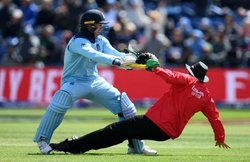 Ban vs Eng: शतक पूरा करने के चक्कर में अंपायर को बीच मैदान गिरा बैठे जेसन रॉय, फिर इस तरह मांगी माफी