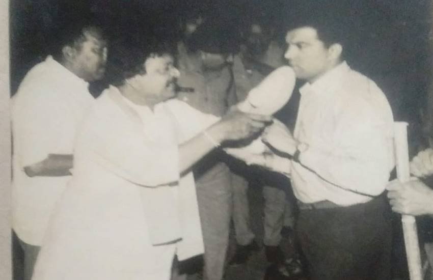 सोशल मीडिया पर कैलाश विजयवर्गीय की यह तस्वीर वायरल हो रही है। (फोटोः ट्विटर)
