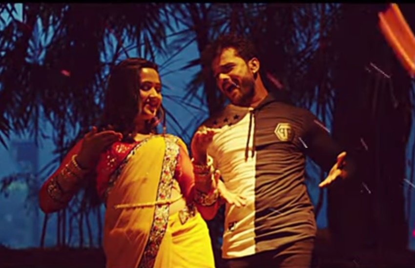 काजल राघवानी और खेसारी लाल का यह गाना कुली नंबर1 का है। (फोटो सोर्स- वीडियो स्नैप शॉट) काजल राघवानी और खेसारी लाल का यह गाना कुली नंबर1 का है। (फोटो सोर्स- वीडियो स्नैप शॉट)