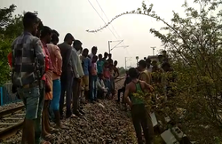 प्रेम विवाह के खिलाफ थे परिवार तो घर से भागे प्रेमी युगल, ट्रेन के सामने कूद कर दी जान