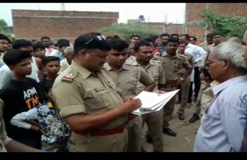 मामले की पूछताछ करती पुलिस (फोटो सोर्स: स्थानीय) मामले की पूछताछ करती पुलिस (फोटो सोर्स: स्थानीय)