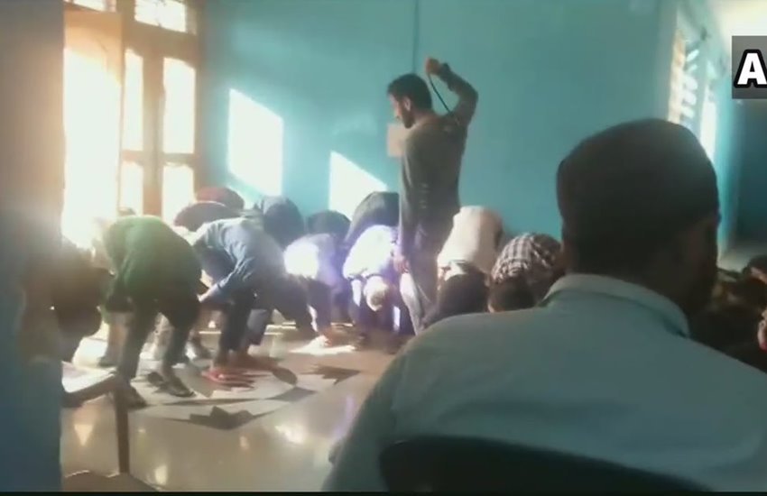 बच्चों की पिटाई करता हुआ टीचर 
फोटो सोर्स- ANI 